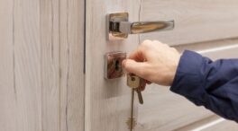 Los peligros de dejar la llave puesta en la cerradura mientras duermes, según cerrajeros