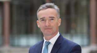 El embajador británico coincide con Bruselas: «Es la hora de un acuerdo sobre Gibraltar»