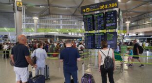 Aena no limitará el acceso al aeropuerto de Málaga, donde también duermen sintecho