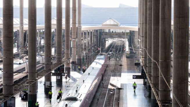 La CNMC reduce en un 40% los cánones a Adif por usar sus vías, principalmente los de Renfe