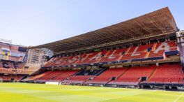 Tres aficionados del Valencia CF, a juicio por acosar en redes sociales a su director general