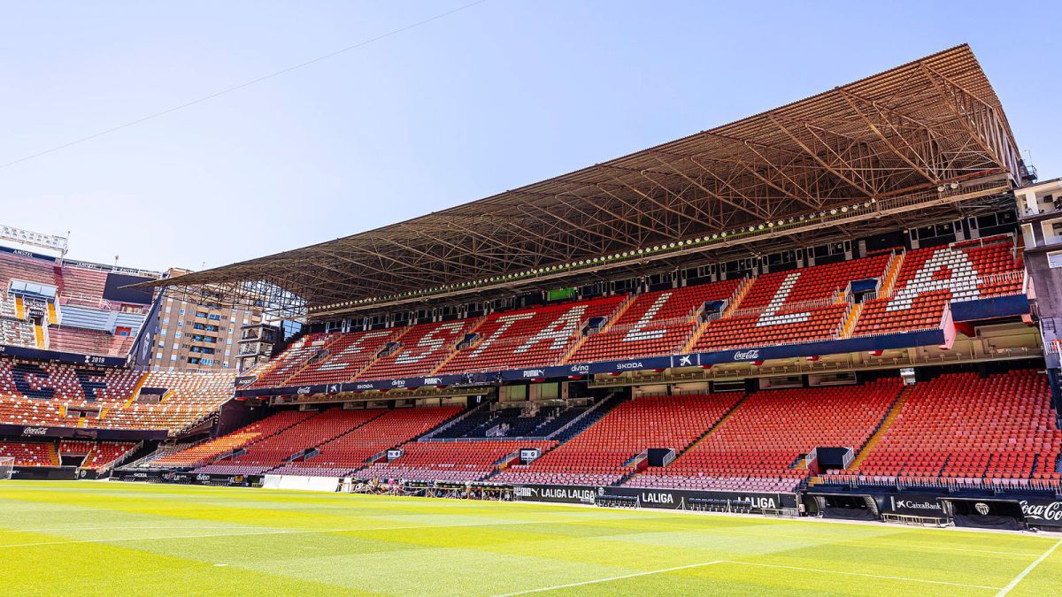 Tres aficionados del Valencia CF, a juicio por acosar en redes sociales a su director general