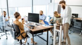 Un experto legal aclara si las empresas deben registrar las horas que trabajan sus empleados