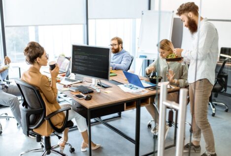 Un experto legal aclara si las empresas deben registrar las horas que trabajan sus empleados