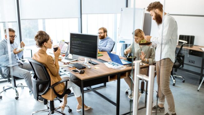 Un experto legal aclara si las empresas deben registrar las horas que trabajan sus empleados