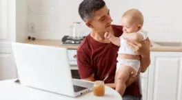 La familia y unos menos