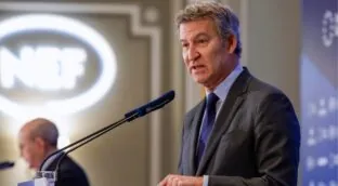 Un sondeo apunta a una mayoría absoluta de PP y Vox por el hundimiento de Sumar