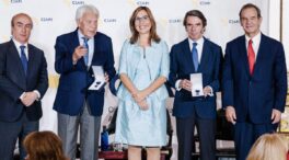 Aznar y González defienden recuperar la «centralidad» frente a extremismos