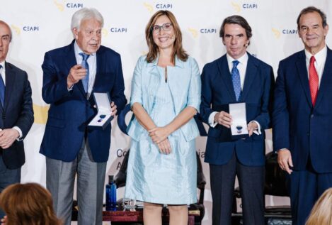 Aznar y González defienden recuperar la «centralidad» frente a extremismos
