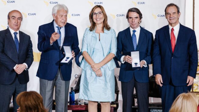 Aznar y González defienden recuperar la «centralidad» frente a extremismos