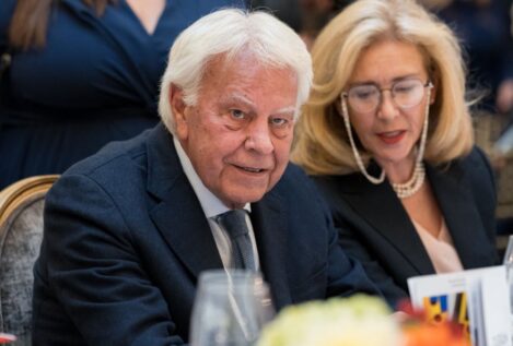 El perfil familiar de Felipe González: junto a su mujer actual, hijos y nietos durante la jubilación