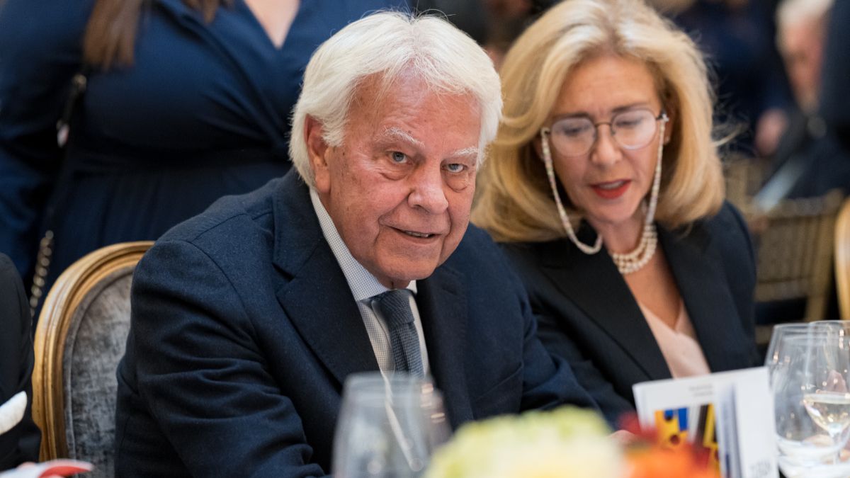 El perfil familiar de Felipe González: junto a su mujer actual, hijos y nietos durante la jubilación