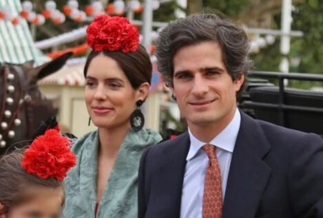 El paseo en calesa del Duque de Alba con sus nietas: Rosario y Sofía se estrenan en la Feria