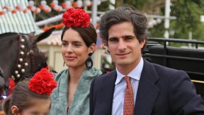 El paseo en calesa del Duque de Alba con sus nietas: Rosario y Sofía se estrenan en la Feria