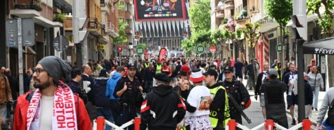 Tres hinchas ingleses detenidos en Bilbao, dos tras una pelea y otro por daños en un local