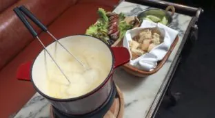Cómo hacer 'fondue' como un suizo: el truco está en la mezcla de quesos perfecta