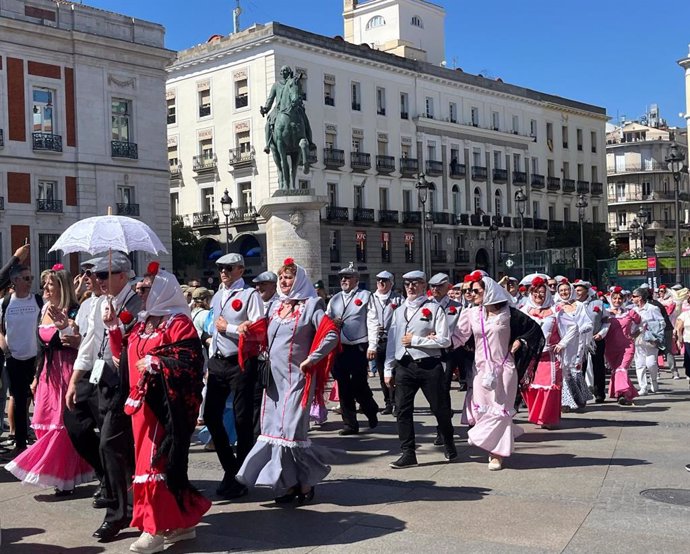 Chulapos durante San Isidro en Madrid: (EP)
