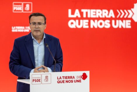 El líder del PSOE de Extremadura se queda en el limbo tras una maniobra exprés para aforarse
