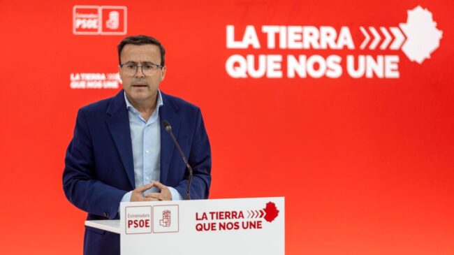 El líder del PSOE de Extremadura se queda en el limbo tras una maniobra exprés para aforarse