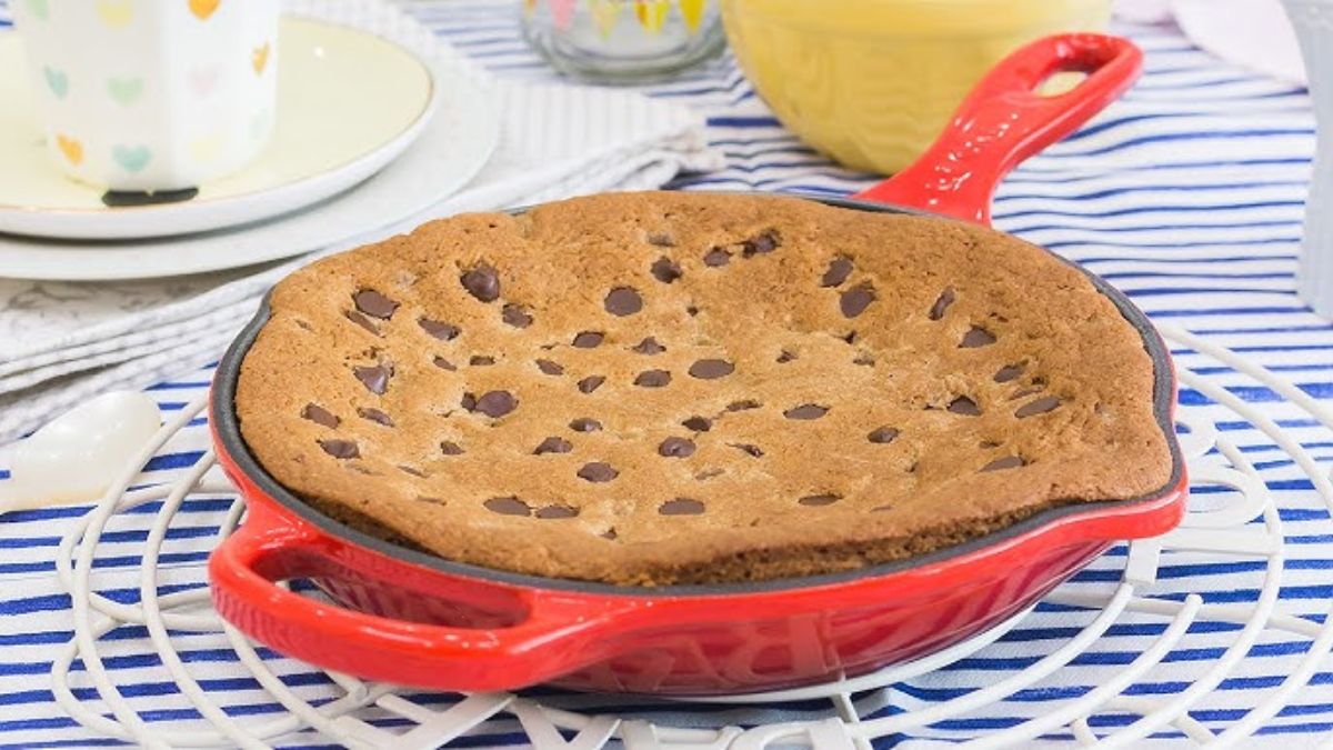 Galleta gigante a la sartén: el postre fácil que se prepara sin horno y conquista en minutos