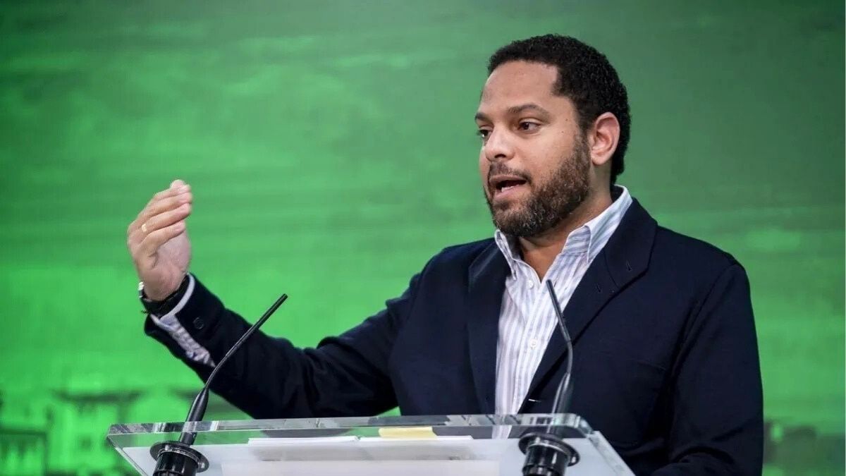 Vox critica que el PP convoque «actos de partido» y le pide una moción de censura
