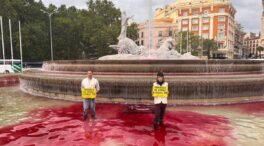Greenpeace tiñe de rojo la fuente de Neptuno en Madrid y denuncia el «genocidio» en Gaza