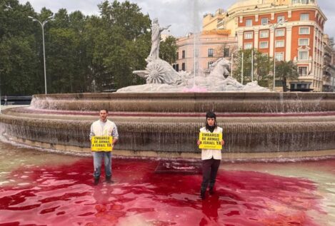 Greenpeace tiñe de rojo la fuente de Neptuno en Madrid y denuncia el «genocidio» en Gaza