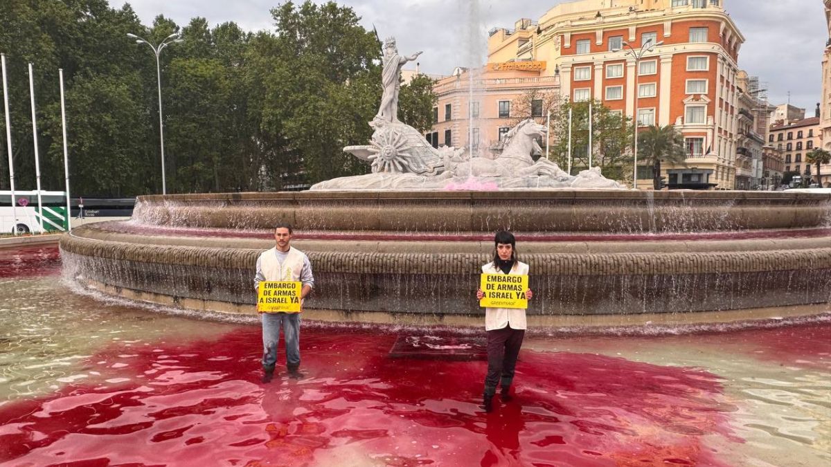 Greenpeace tiñe de rojo la fuente de Neptuno en Madrid y denuncia el «genocidio» en Gaza
