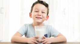 Grumos blancos en la leche: cómo saber si debes tirarla o aún se puede consumir