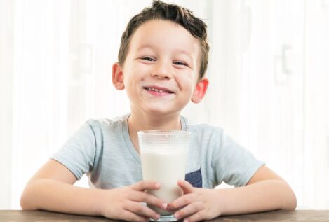 Grumos blancos en la leche: cómo saber si debes tirarla o aún se puede consumir