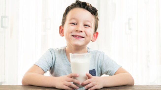 Grumos blancos en la leche: cómo saber si debes tirarla o aún se puede consumir