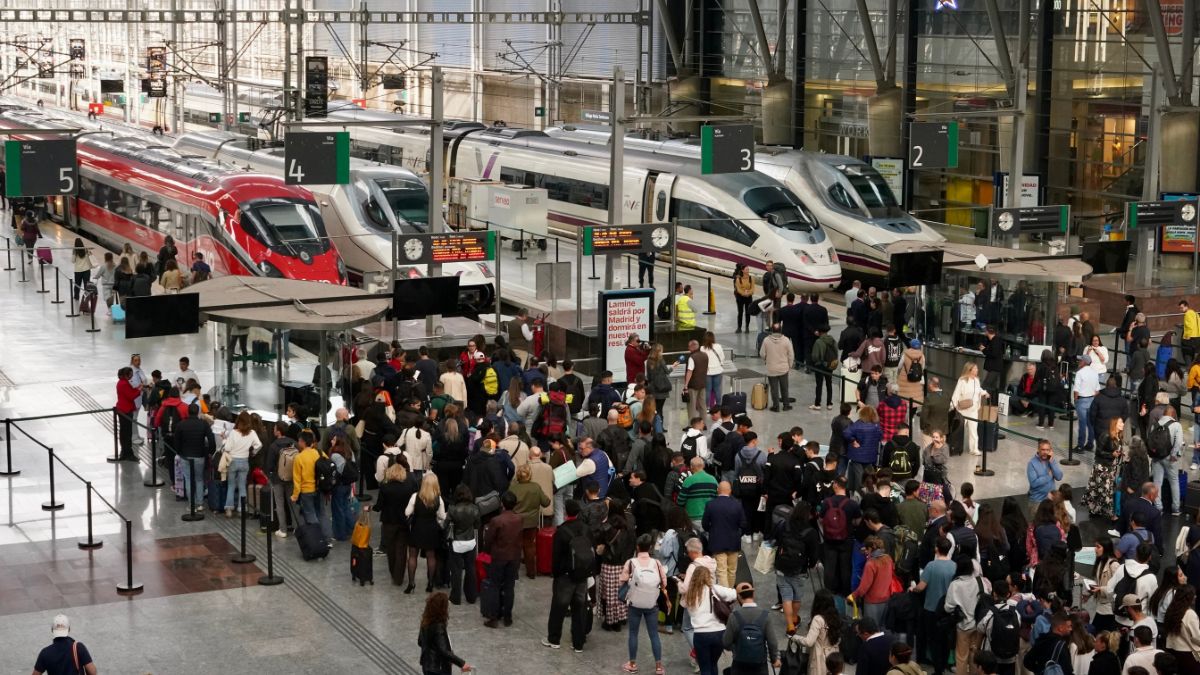 La Guardia Civil investiga el robo de cable en el AVE que ha dejado tiradas a 10.000 personas