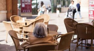 Al hacernos mayores, nos cuesta más hacer amigos: este estudio explica por qué