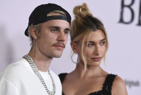 Hailey Bieber vende su marca de cosméticos en plena crisis de imagen de Justin