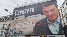 El PSOE denuncia la lona frente al Congreso con la foto de Sánchez por injurias y calumnias