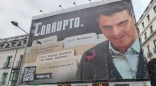 La Fiscalía pide que se investigue a un miembro de Hazte Oír por la lona contra Pedro Sánchez