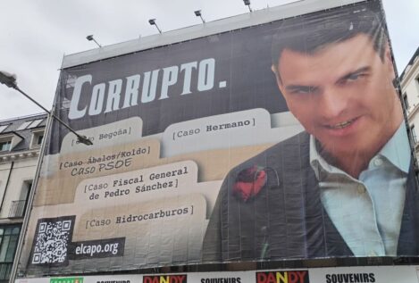 Hazte Oír coloca una lona frente al Congreso contra Pedro Sánchez: «Corrupto»