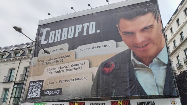 El PSOE denuncia la lona frente al Congreso con la foto de Sánchez por injurias y calumnias