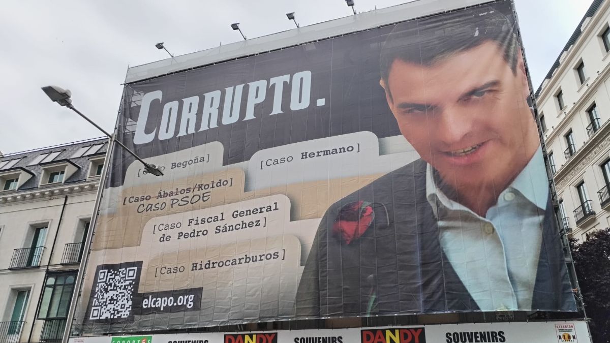 El PSOE denuncia la lona frente al Congreso con la foto de Sánchez por injurias y calumnias