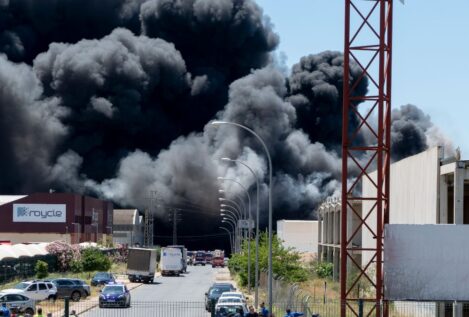 Alcalá de Guadaíra levanta las restricciones tras el incendio en una planta química
