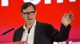 El BOE crea el cuerpo diplomático catalán, un regalo de Illa a ERC que sortea la Carta Magna