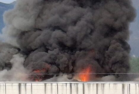 Declarado un gran incendio en una nave de gestión de residuos en O Porriño (Pontevedra)