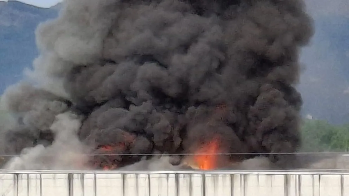 Declarado un gran incendio en una nave de gestión de residuos en O Porriño (Pontevedra)