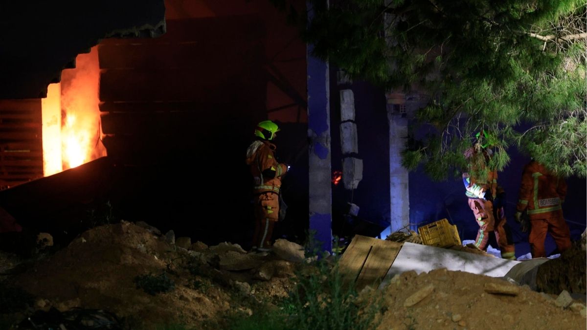 Hallan con vida a un sintecho y su perro dentro de la nave incendiada de Torrent (Valencia)