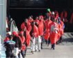 El Gobierno inicia al fin el polémico reparto de inmigrantes tras años de colapso en Canarias