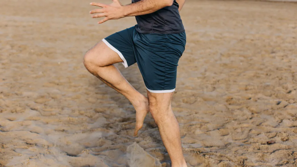isquiotibiales-cortos-hombre-playa