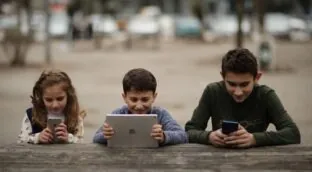 Los jóvenes se refugian cada vez más en la tecnología: por qué esa idea es tan terrible