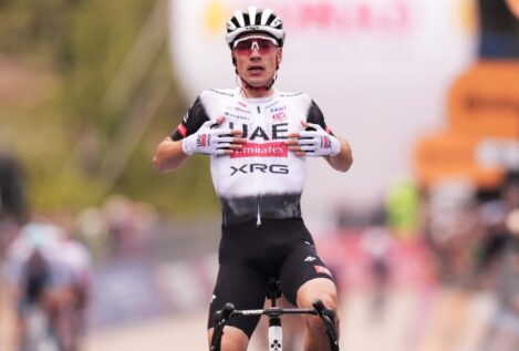 Juan Ayuso gana la primera gran etapa del Giro y se queda a cuatro segundos del líder Roglic