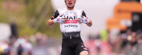 Juan Ayuso gana la primera gran etapa del Giro y se queda a cuatro segundos del líder Roglic