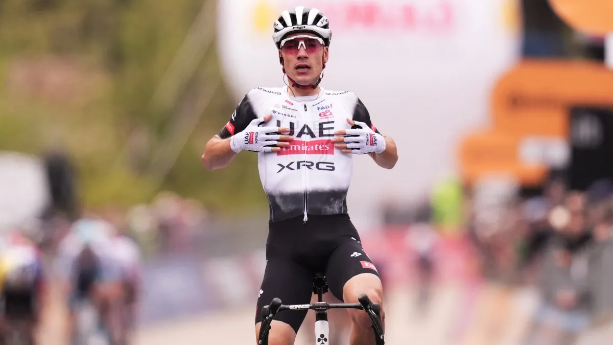 Juan Ayuso gana la primera gran etapa del Giro y se queda a cuatro segundos del líder Roglic